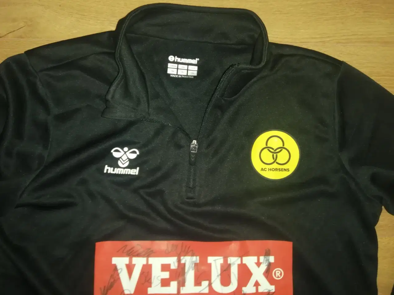 Billede 1 - AC HORSENS SWEAT M/AUTOGRAFER, I FLOT STAND