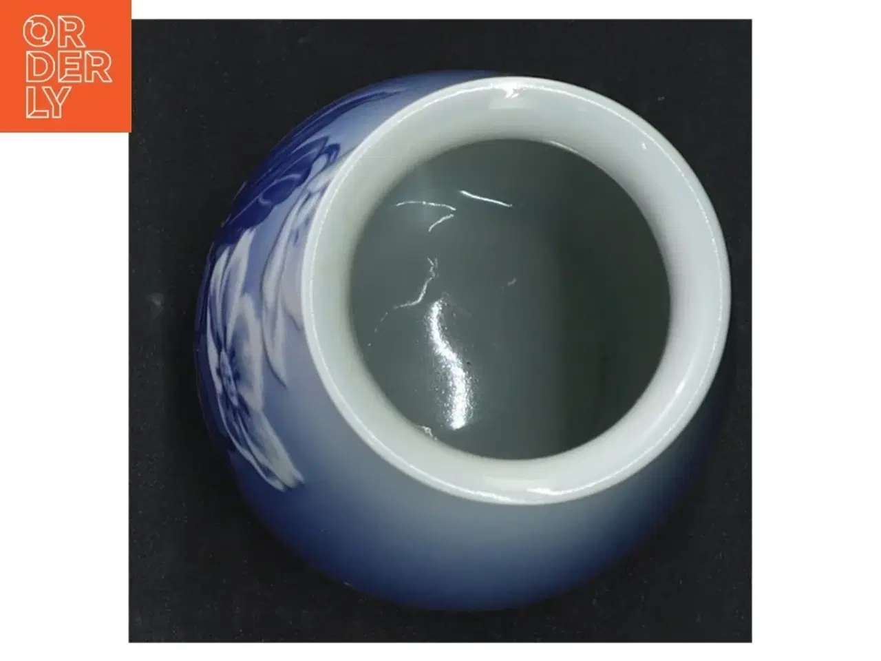 Billede 2 - Blå og hvid juleroseporcelænsvase fra B&G (str. H 13,5 cm)