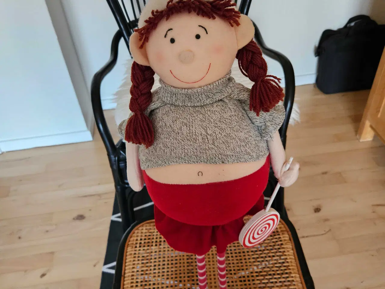 Billede 1 - SØD NISSEPIGE MED SLIKKEPIND 