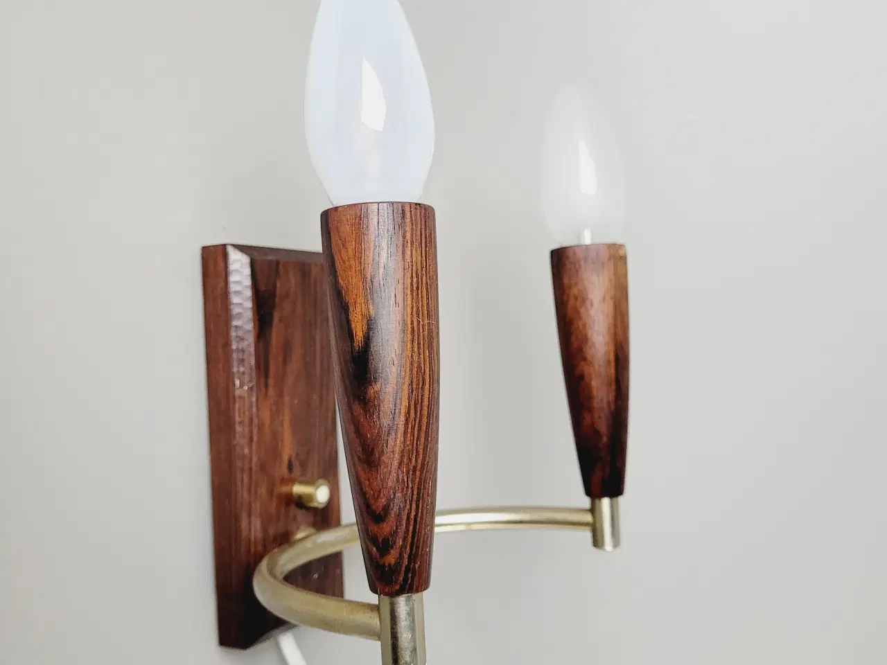Billede 4 - ⭐️· Elegant vintage væglampe i palisander og messi