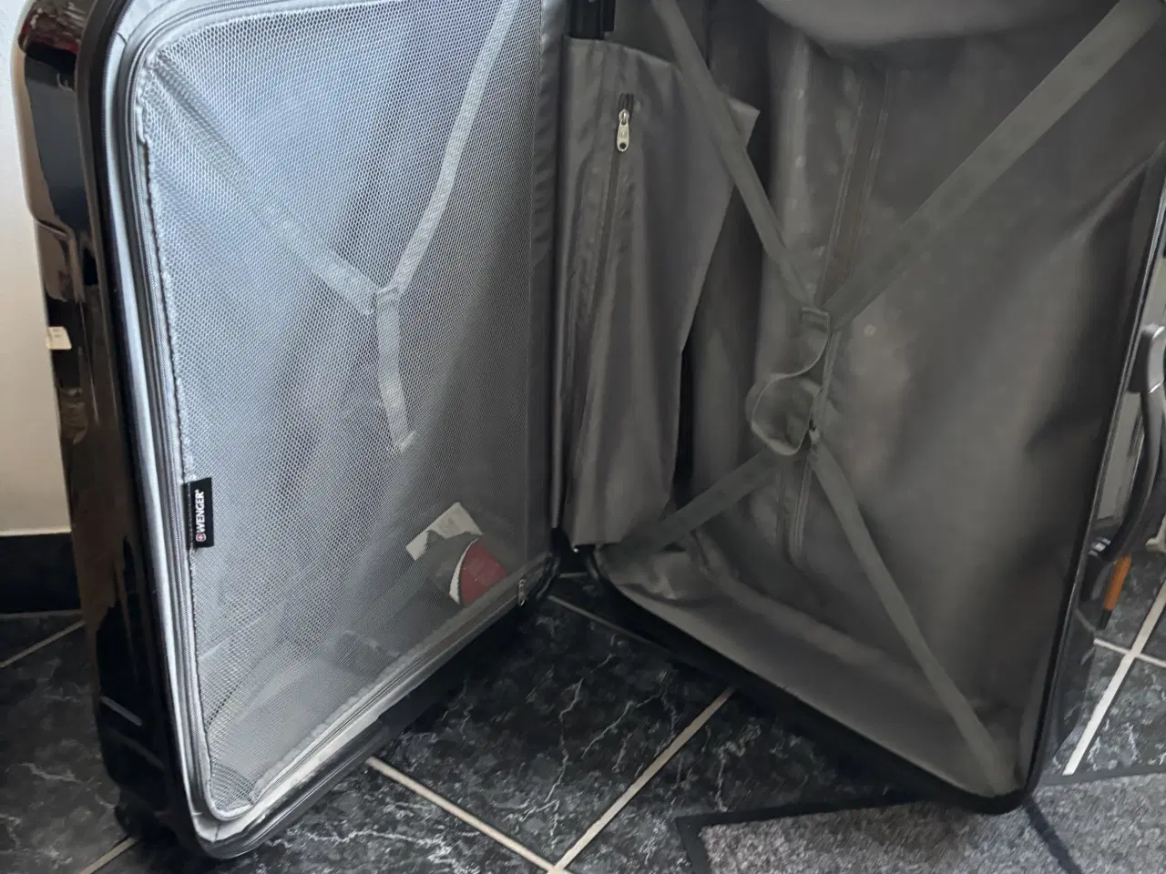 Billede 4 - Lækker rejsekuffert hardbox of med gode hjul