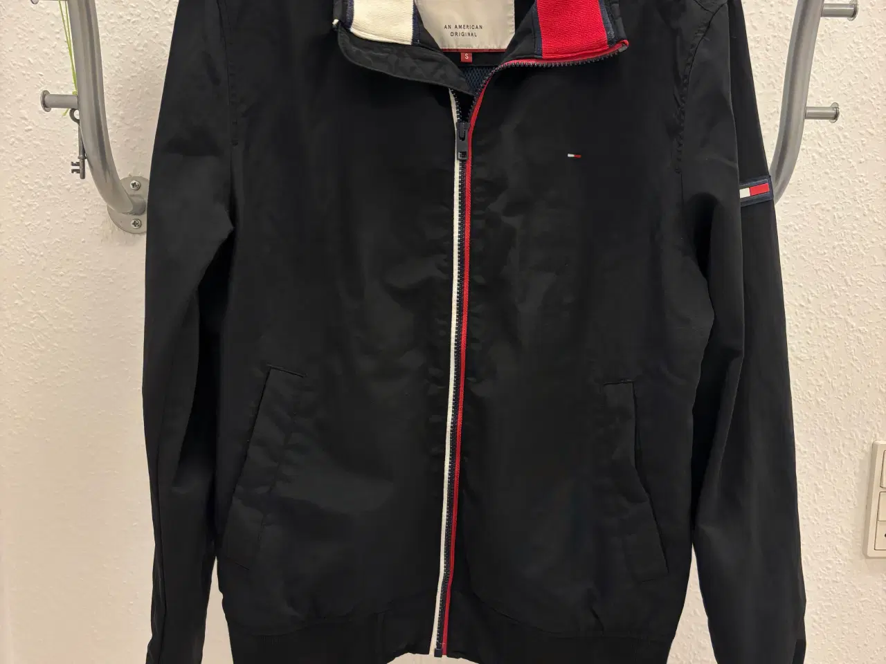 Billede 1 - Tommy Jeans Essential Bomber Jakke – Str. S