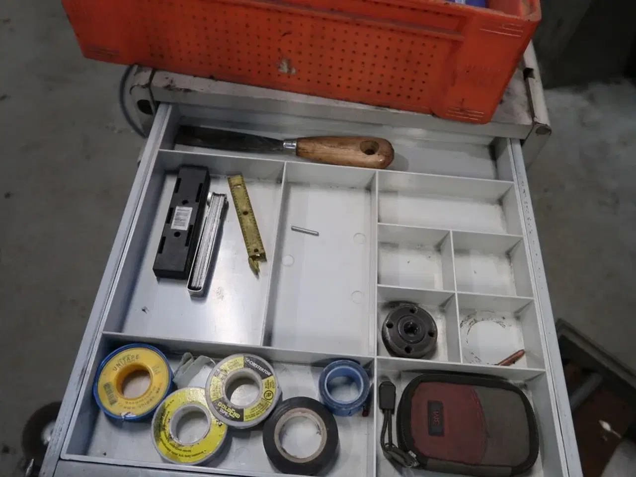 Billede 5 - Sortimentsskab med div. Bor