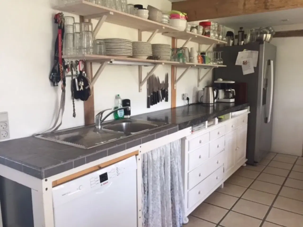 Billede 3 - Gudhjemboen med fantastisk havudsigt til Gudhjem og naturen.
Solpaneler p� tager g�r opholdet b�redygtigt.