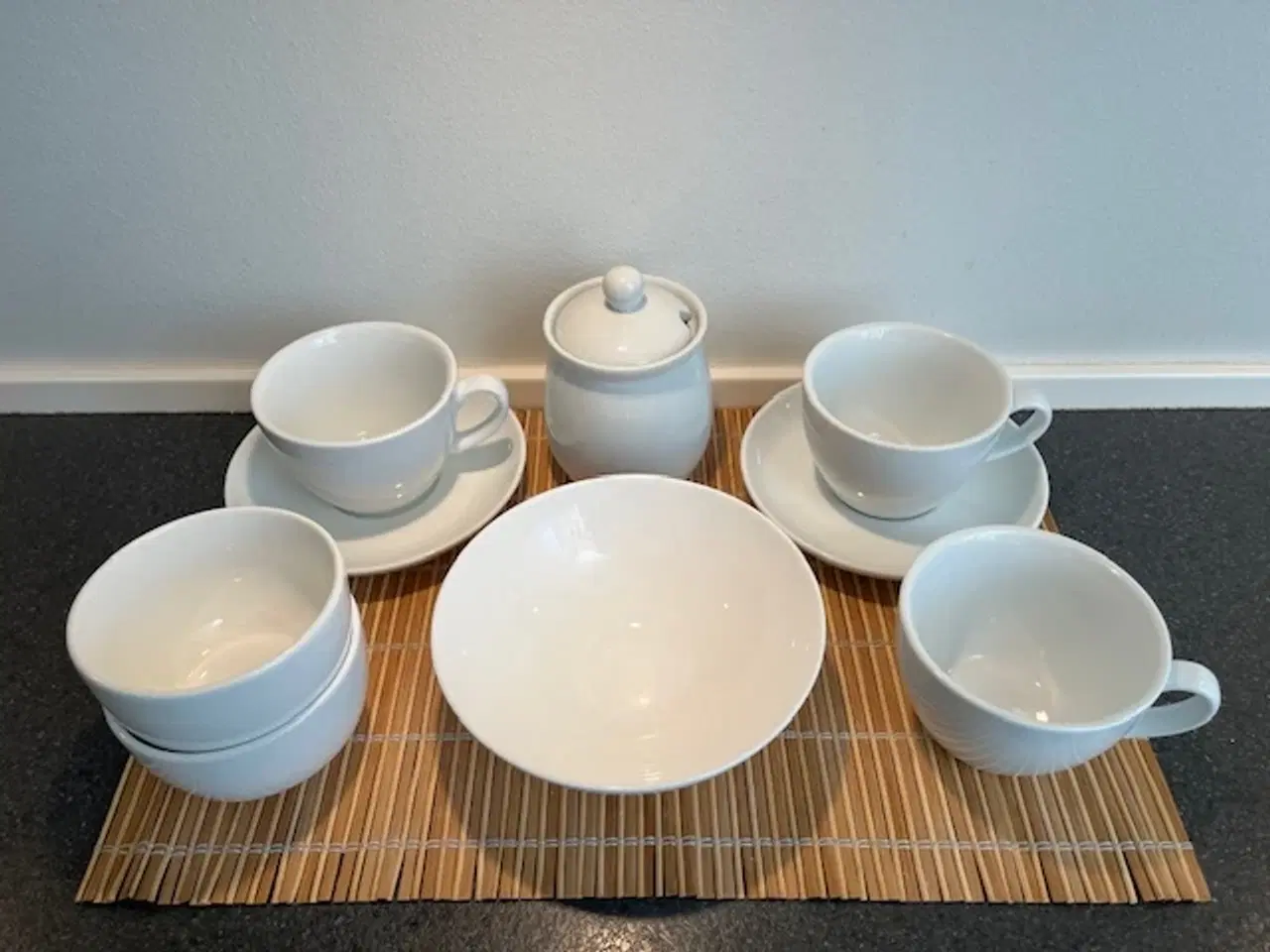 Billede 1 - Flot sæt i robust hvidt porcelæn til morgenbordet