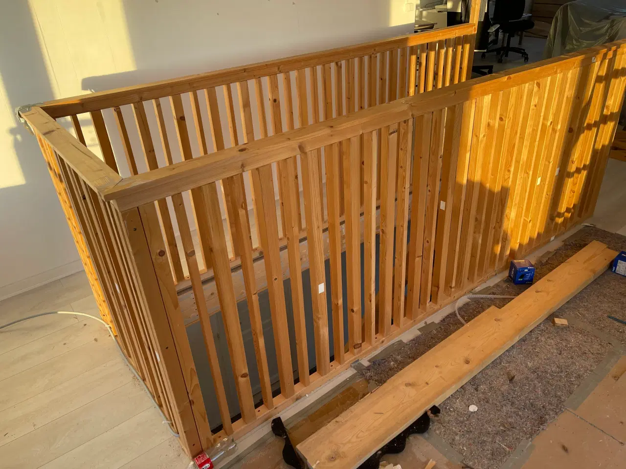 Billede 3 - Trappe og gelænder i massiv træ