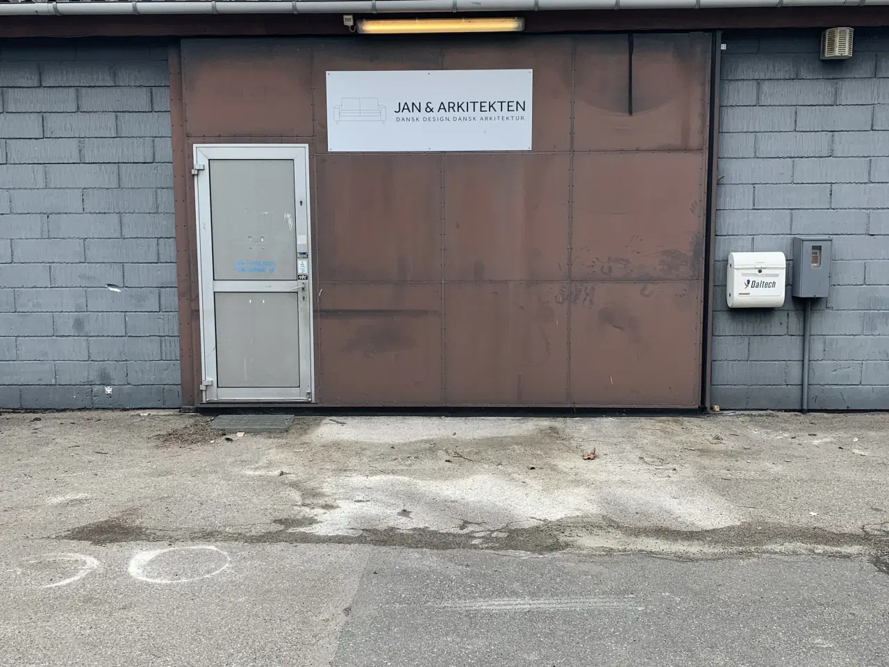 Billede 1 - 176 m2. i stort erhvervsområde i Ringsted med stor port