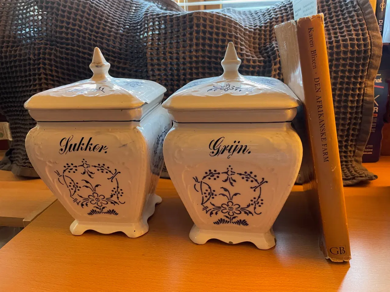 Billede 1 - 2 gamle opbevaringskrukker i porcelæn