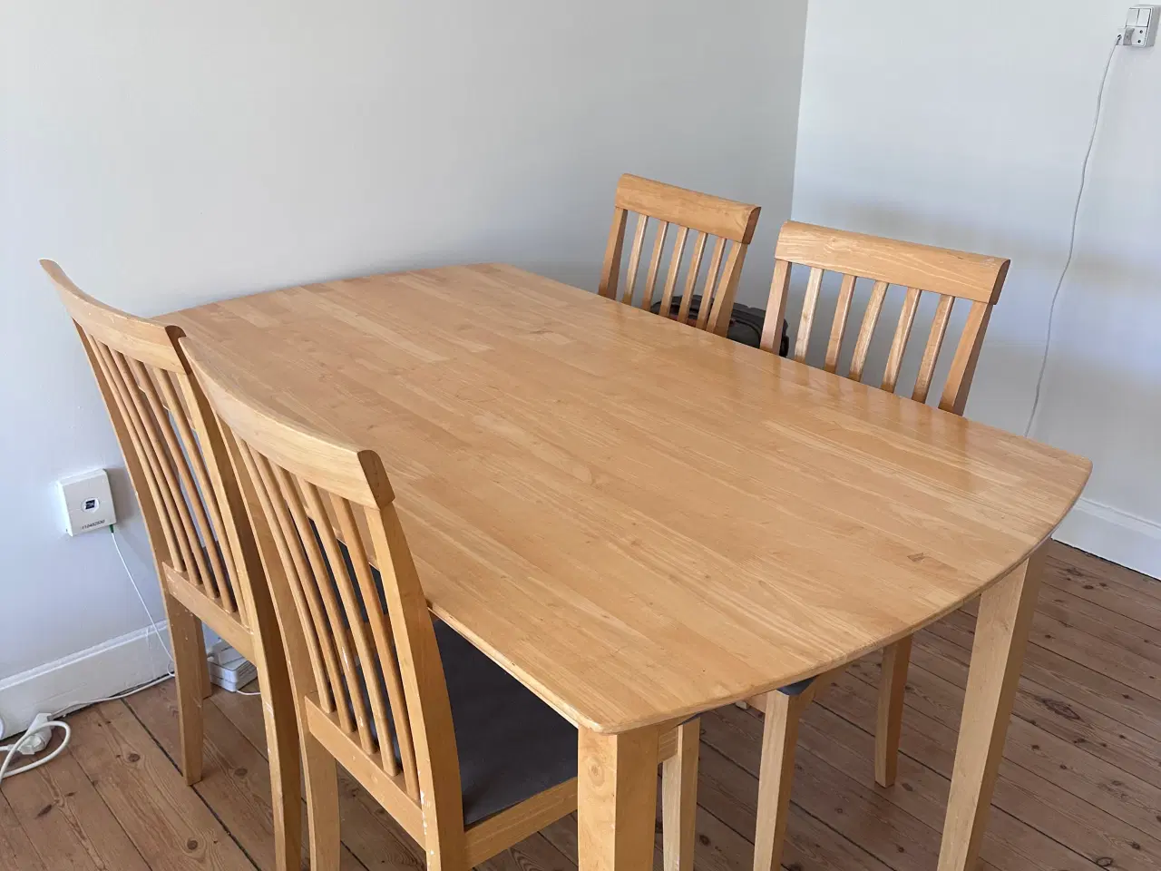 Billede 2 - Spisebord i træ