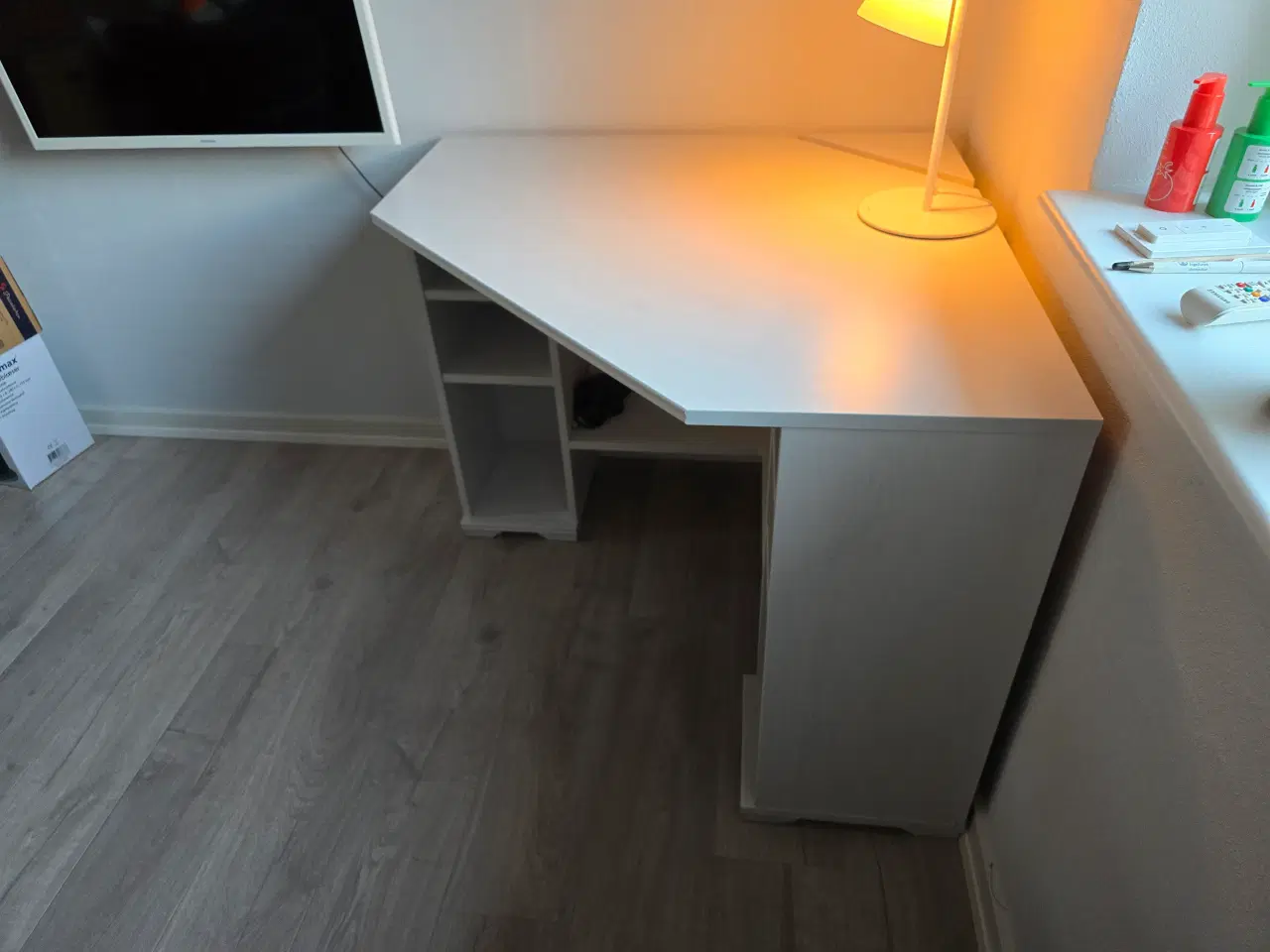 Billede 3 - Mindre hvidt hjørneskrivebord