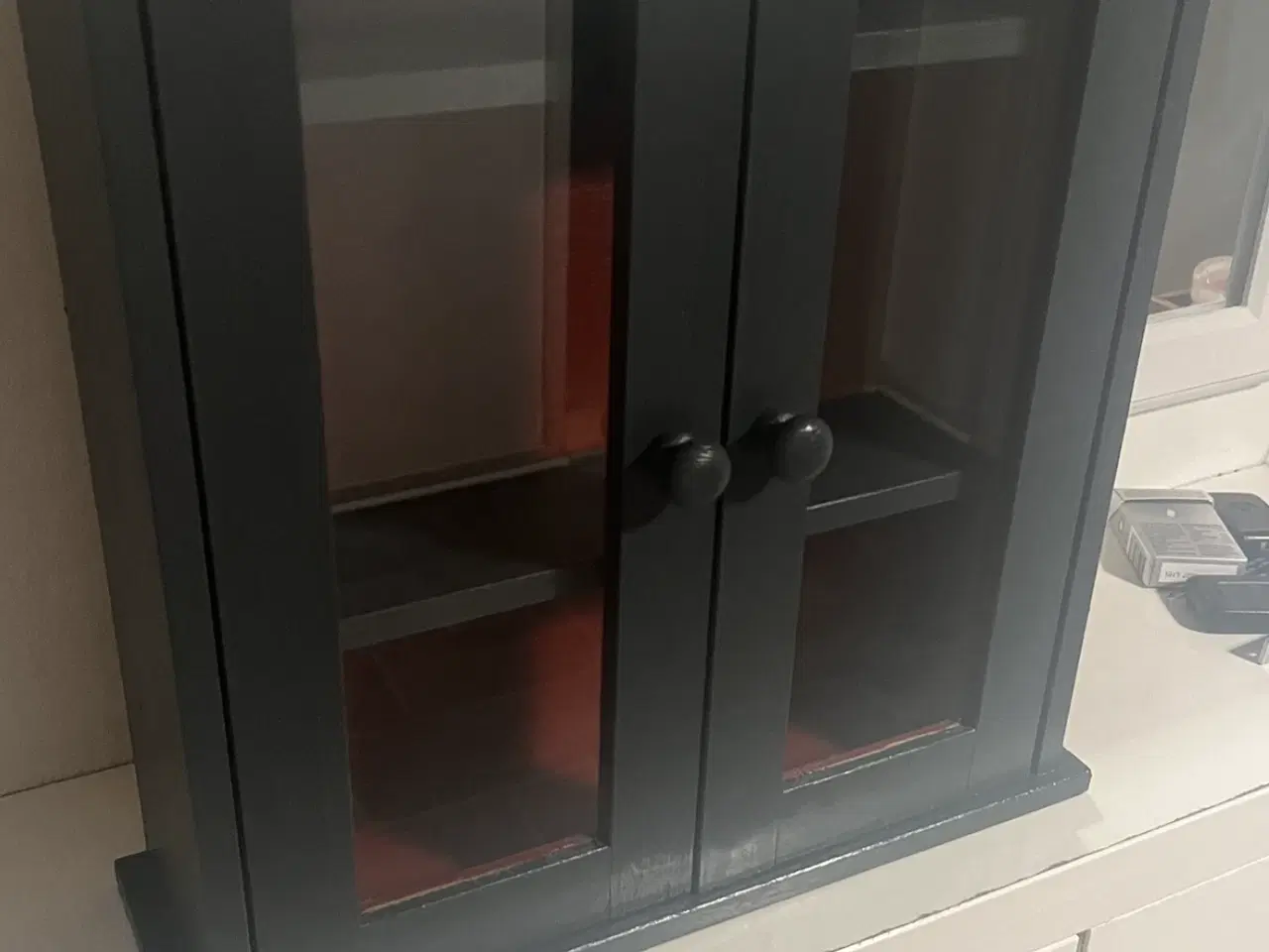 Billede 4 - Vægskab/vitrineskab – antracitgrå med dybrød inder