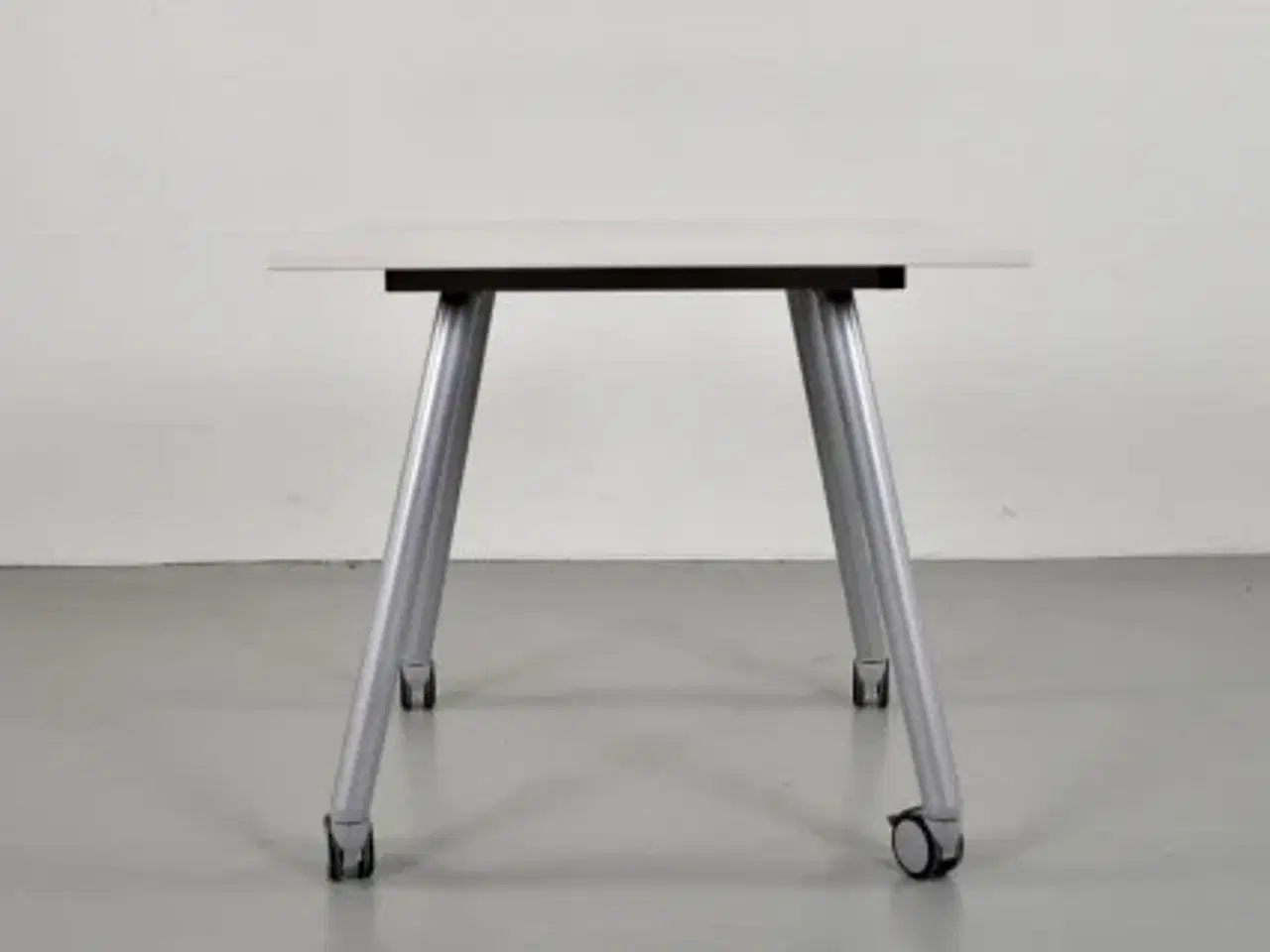 Billede 3 - Cafe-/mødebord med hvid firkantet plade og på hjul