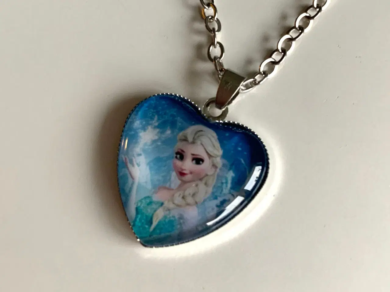 Billede 4 - Frost halskæde med Elsa fra Frost hjertehalskæde