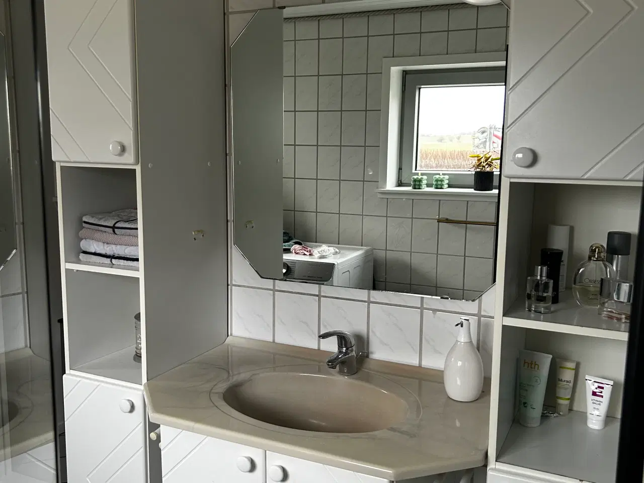 Billede 2 - Badeværelse miljø med højskabe