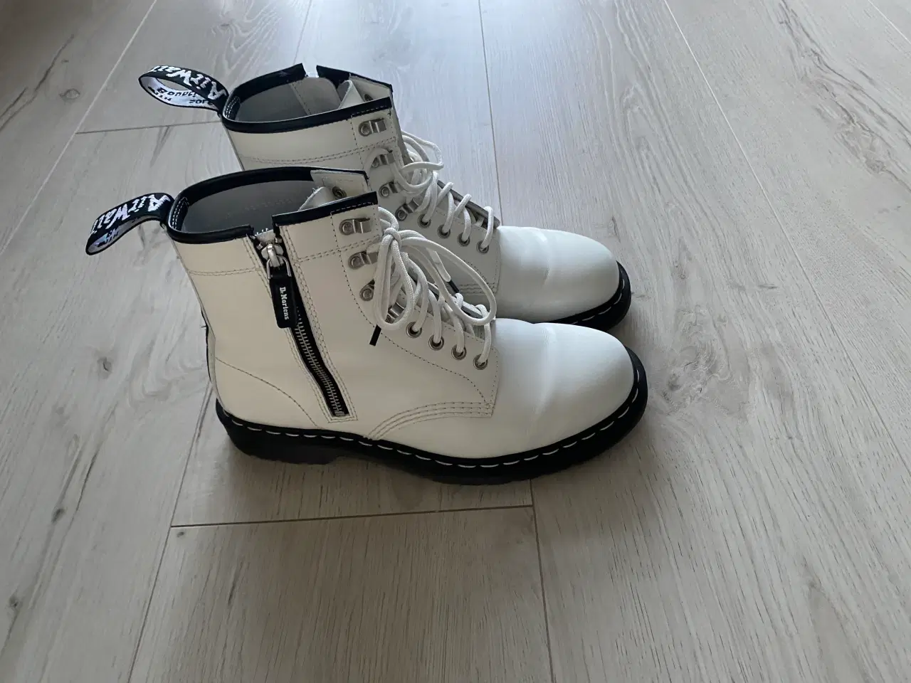 Billede 1 - Hvid herre støvle fra dr. Martens