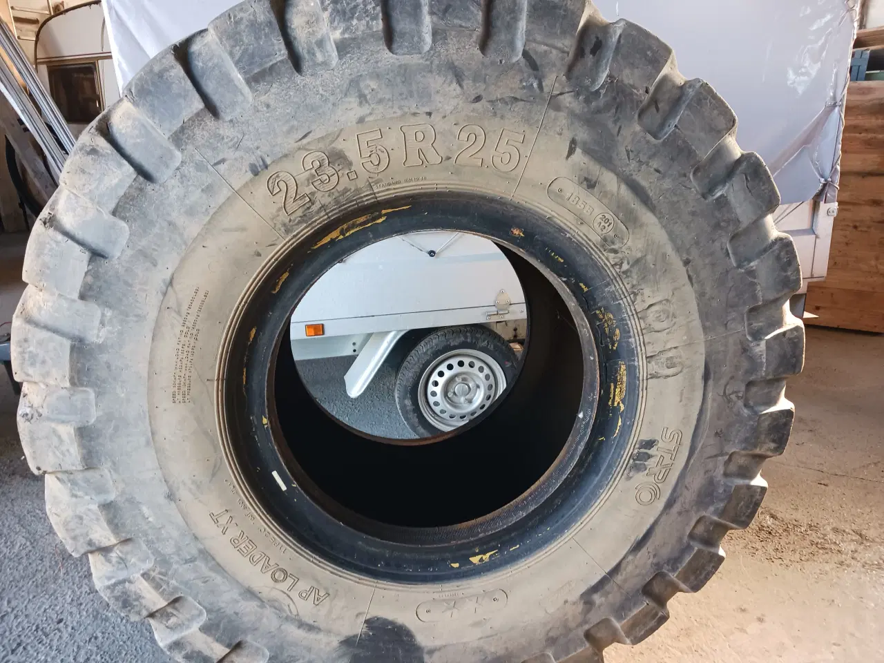Billede 1 - Gummiged dæk 23,5 * 25