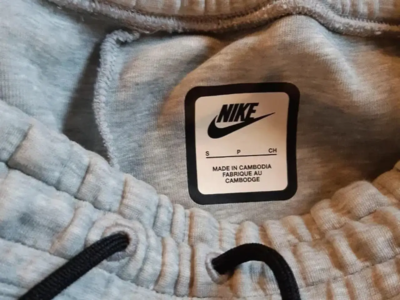 Billede 4 - Str. S. Nike Tech fleece  Dame model.