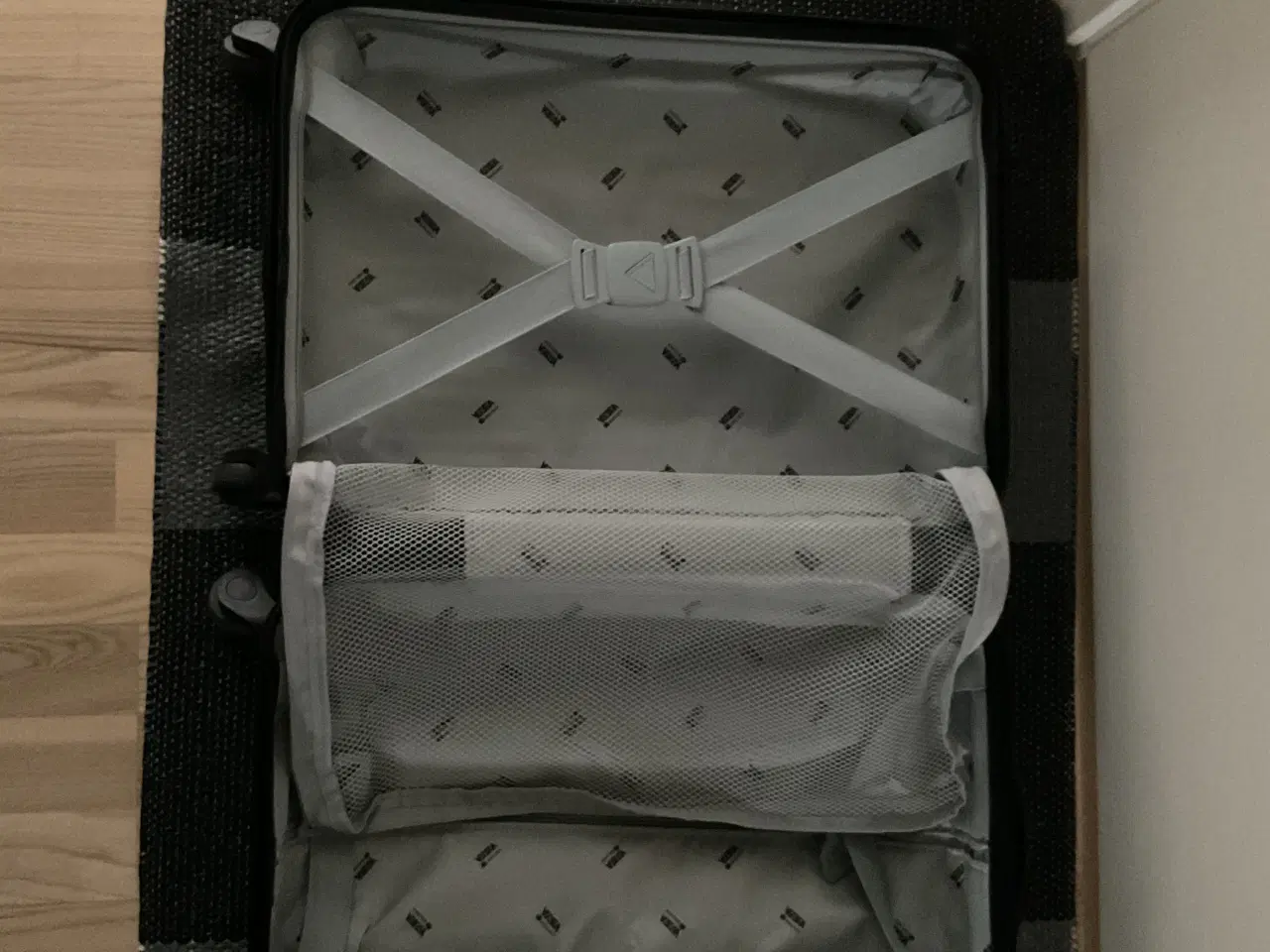 Billede 9 - Delsey kabineKuffert i sort med gode gummihjul, ly