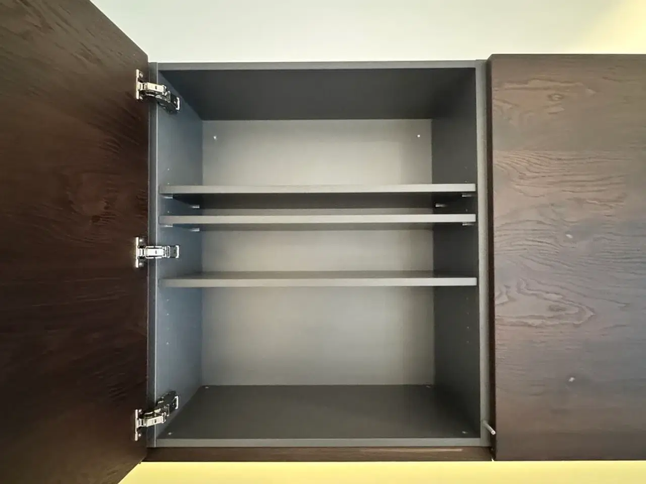 Billede 9 - Boform snedker væghængt møbel i røget eg