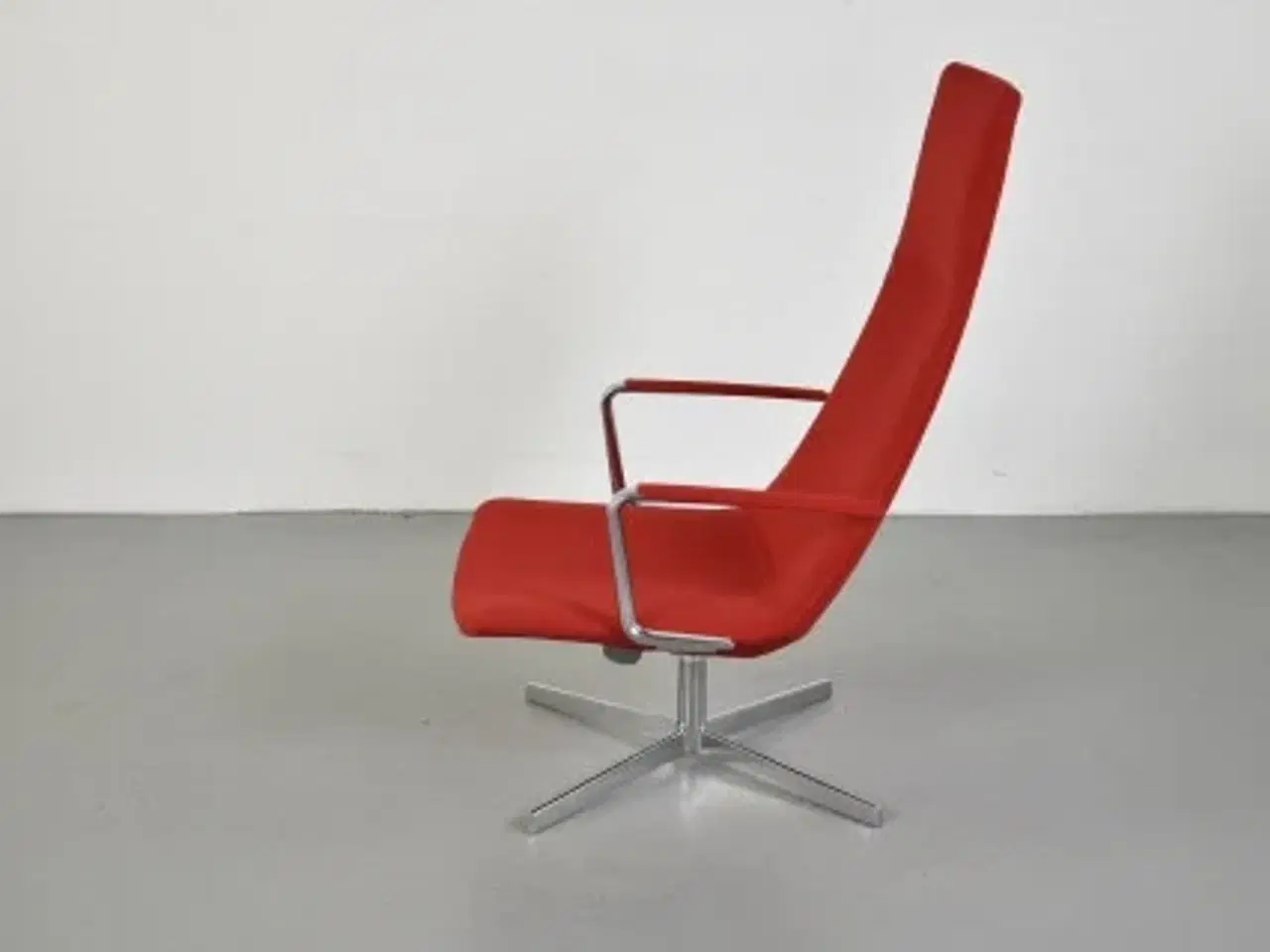 Billede 2 - Arper loungestol i rød med armlæn og krom stel