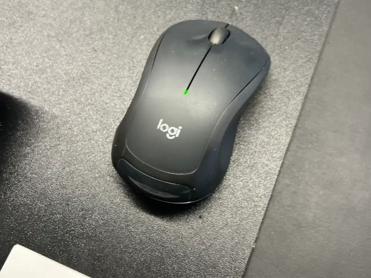Billede 4 - 2 stk. NEOVO 27" skærme, tastatur, mus og dockingstation
