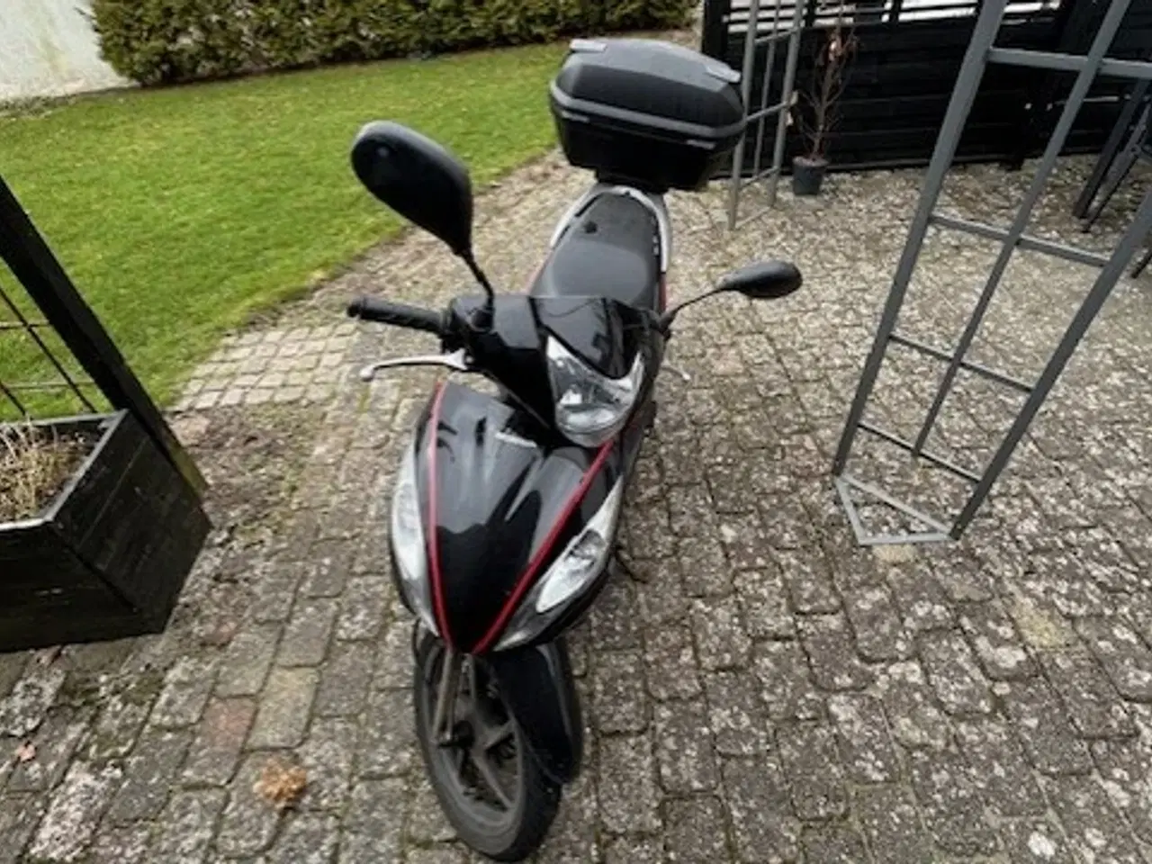 Billede 1 - Brugt men velholdt scooter, som starter hver gang.