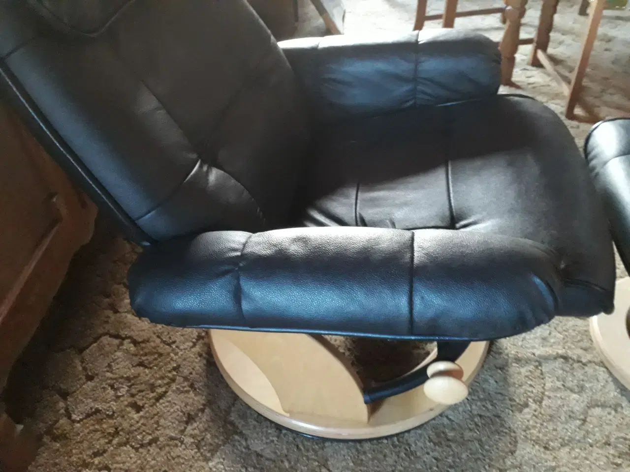 Billede 2 - læderstol med skammel sælges på pga. pladsmangel