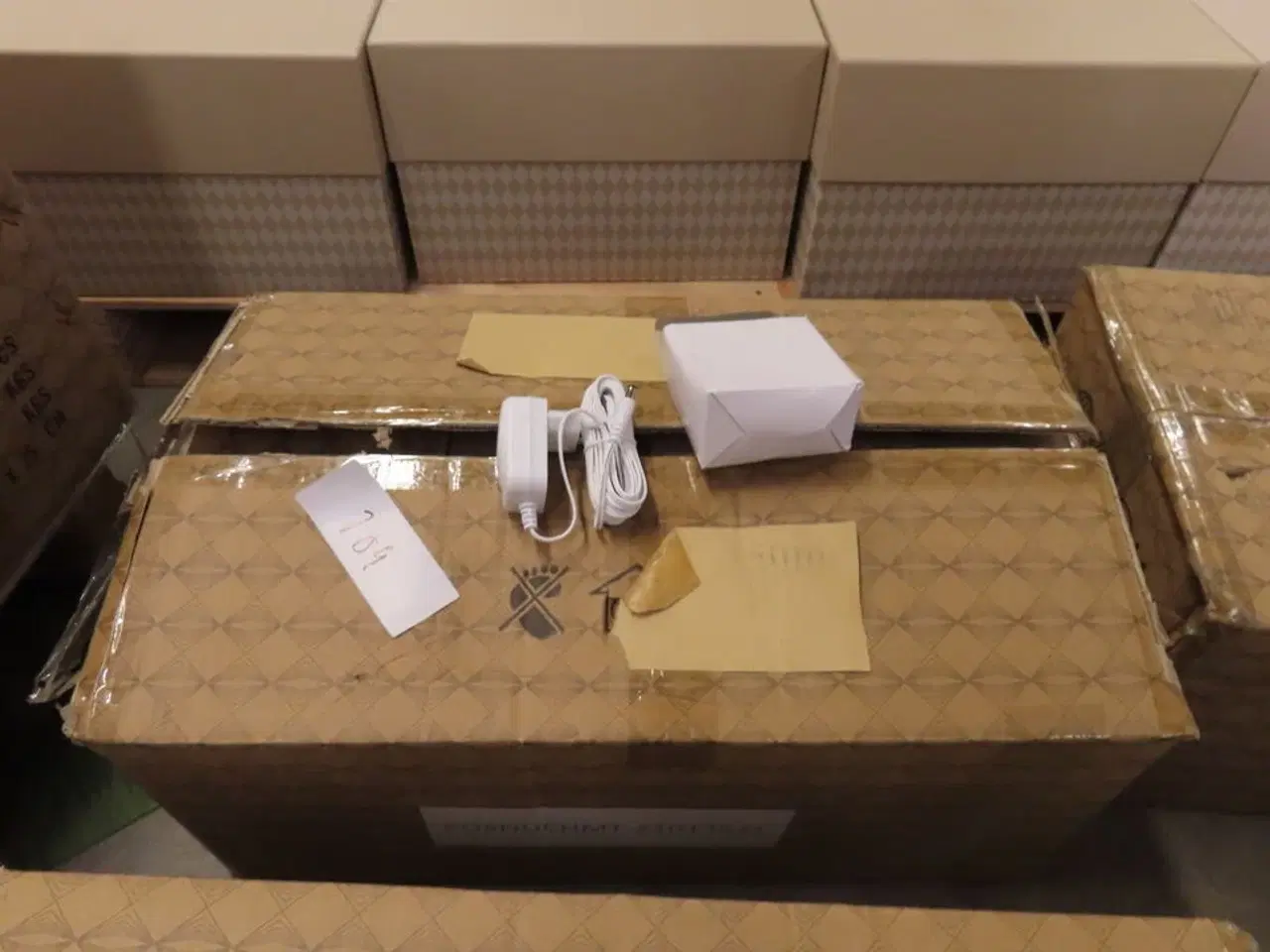 Billede 1 - kasse med oplader