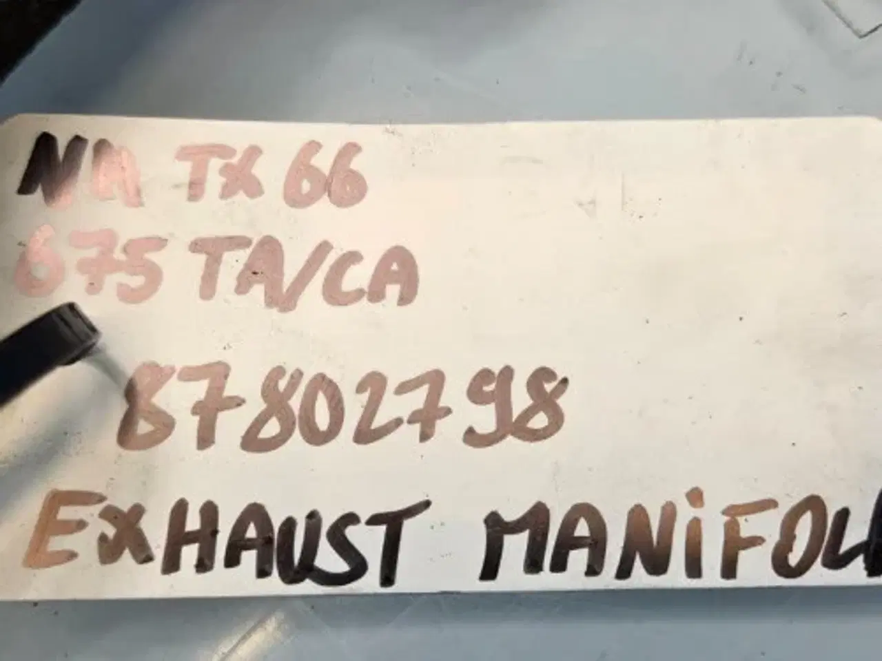 Billede 7 - New Holland  675TA   Udstødningsmanifold  87802798