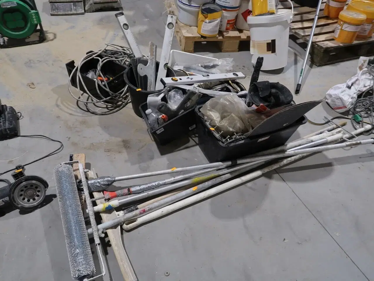 Billede 1 - Spand og kasser med div. Værktøj samt afretterværktøj