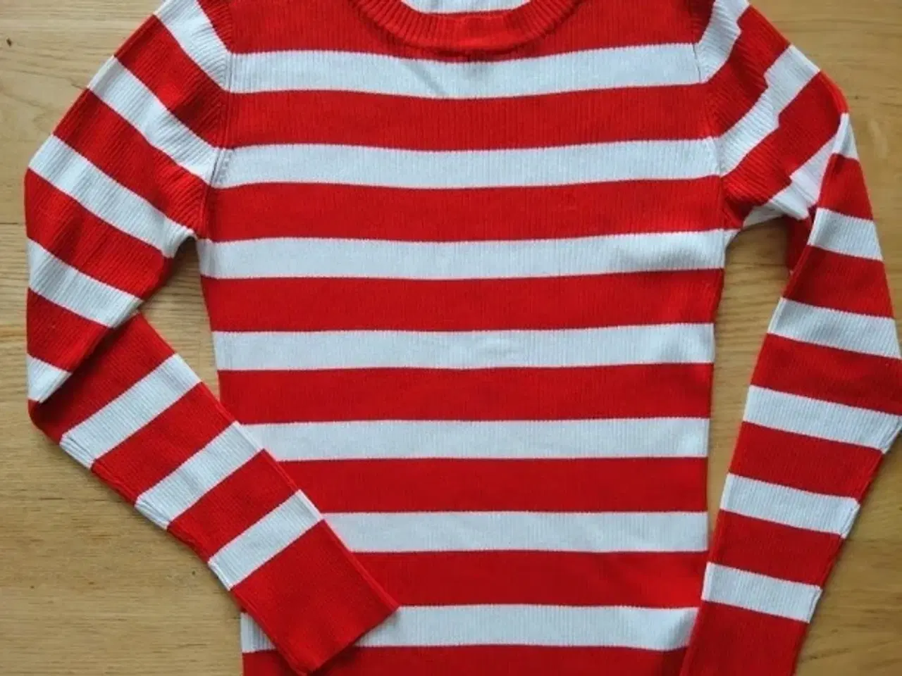 Billede 1 - Rødstribet sweater