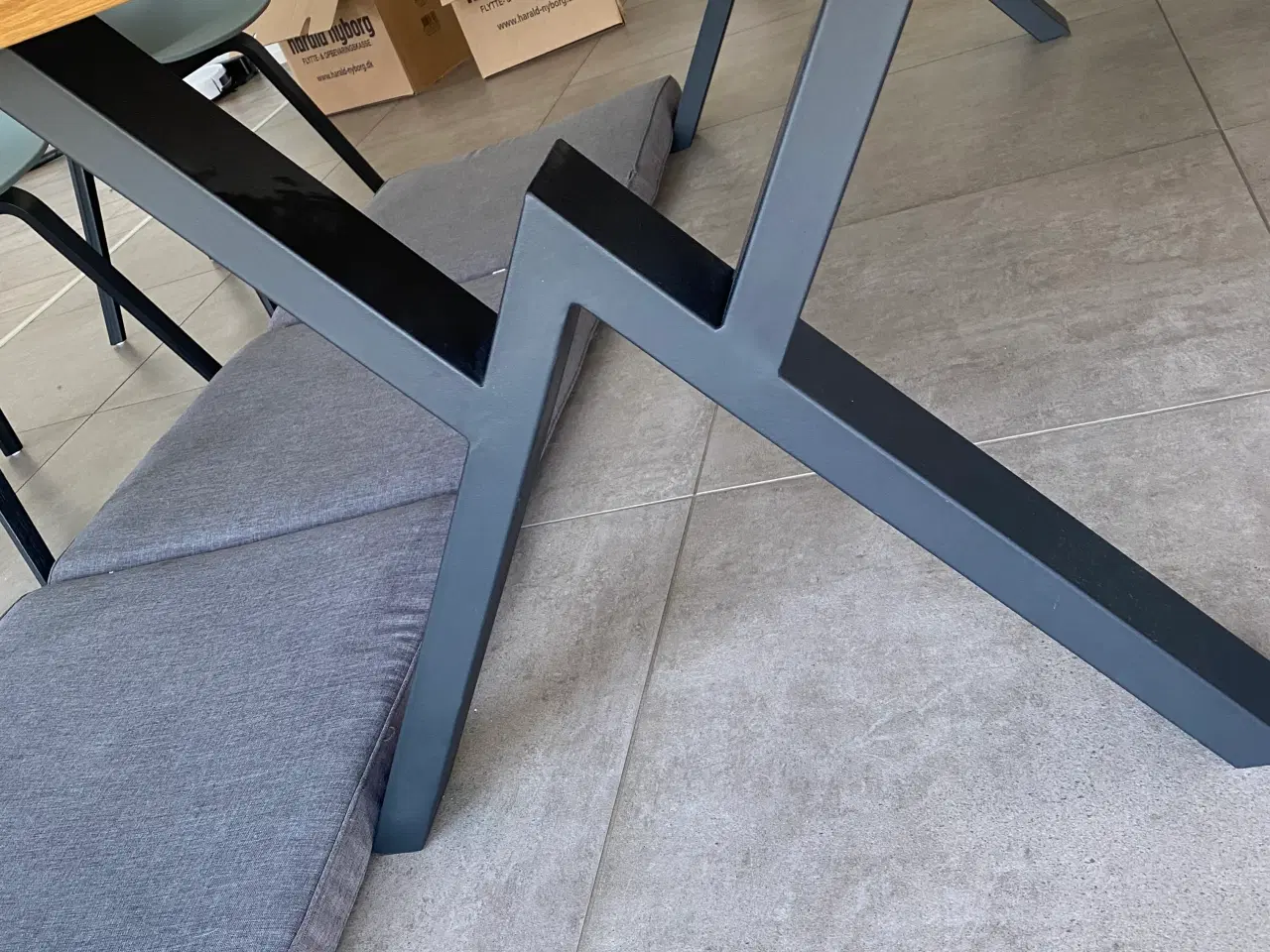 Billede 3 - Spisebord i massivt egetræ med sorte metalben