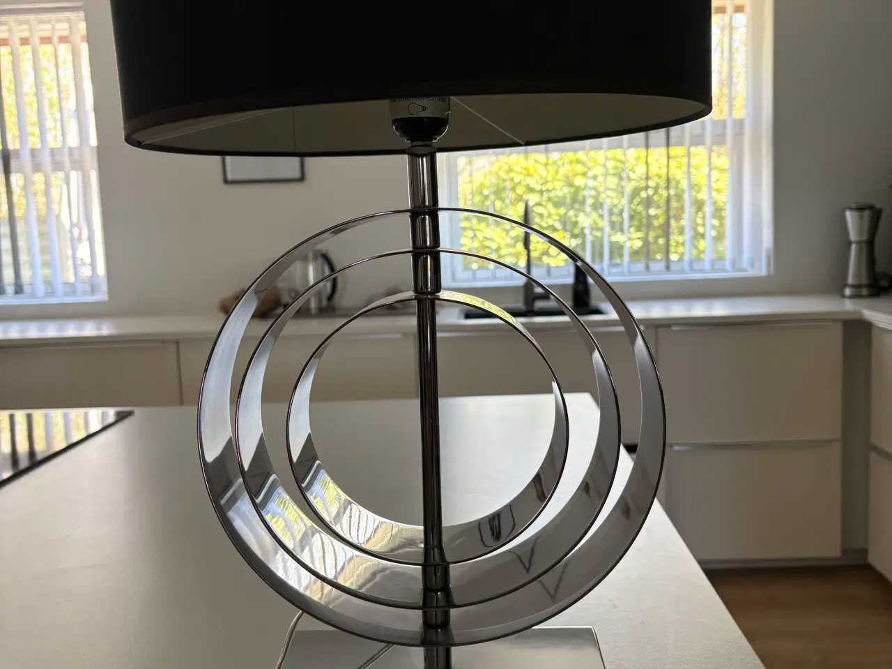 Billede 3 - Bordlampe sølv med sort skærm