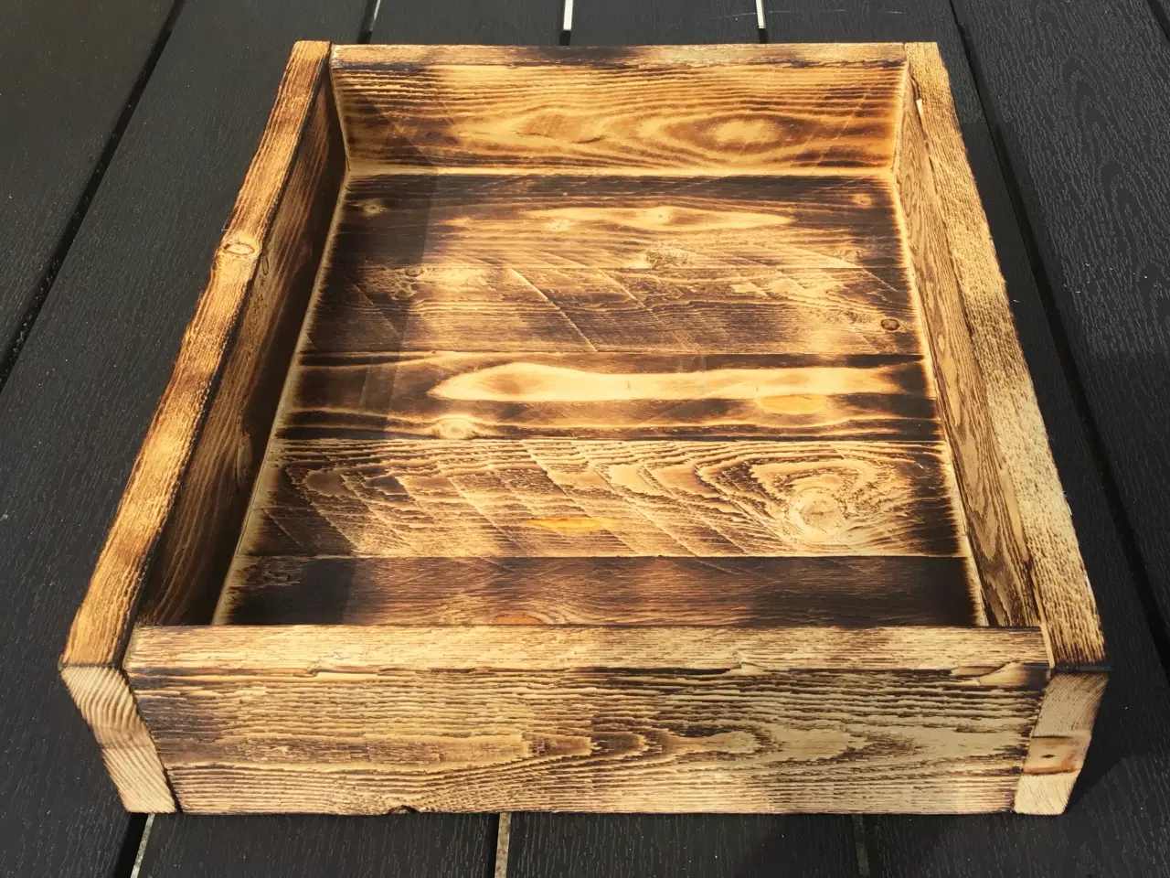 Billede 2 - Overflade brændt bakke i genbrugstræ  36,9 x 29,9