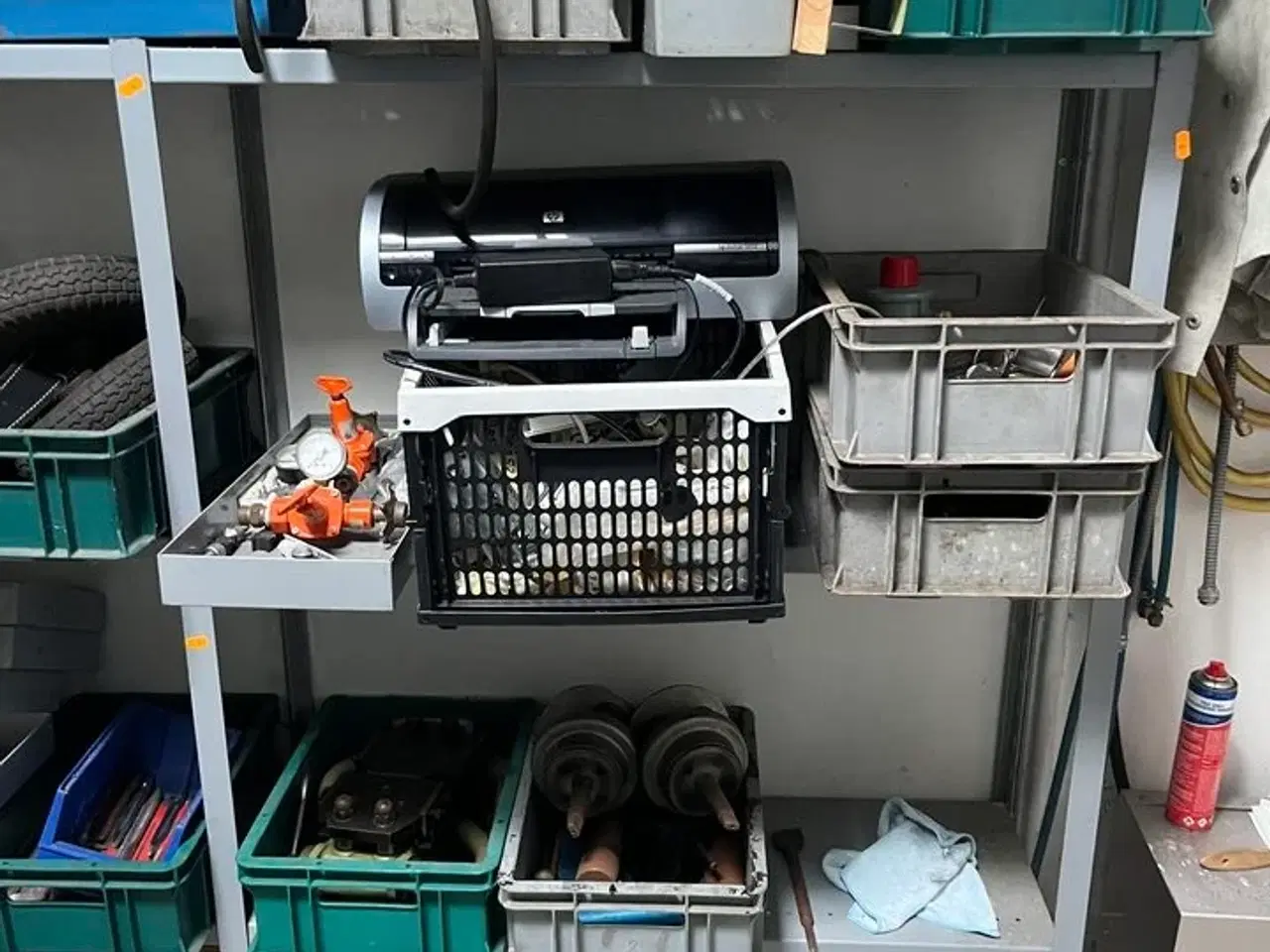 Billede 2 - Reol m. indhold: Ventiler, slanger mv.