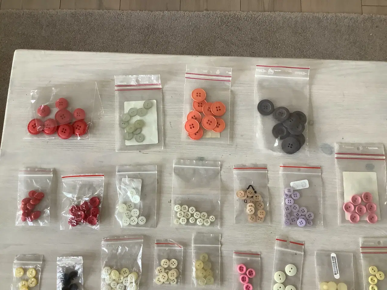 Billede 2 - Knapper i plast og metal flere farver.