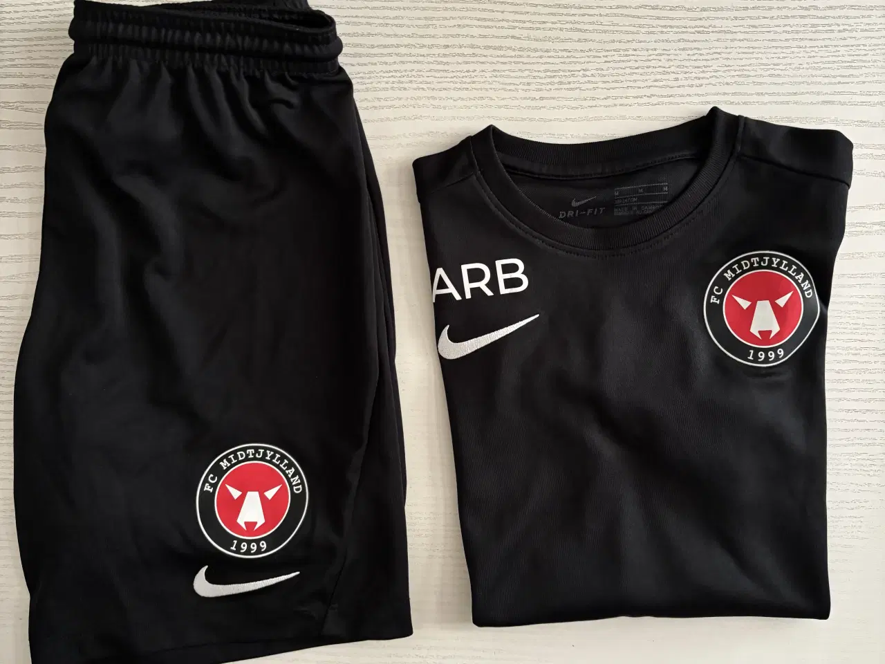 Billede 2 - Sportstøj bluse og shorts Nike str. 137-147