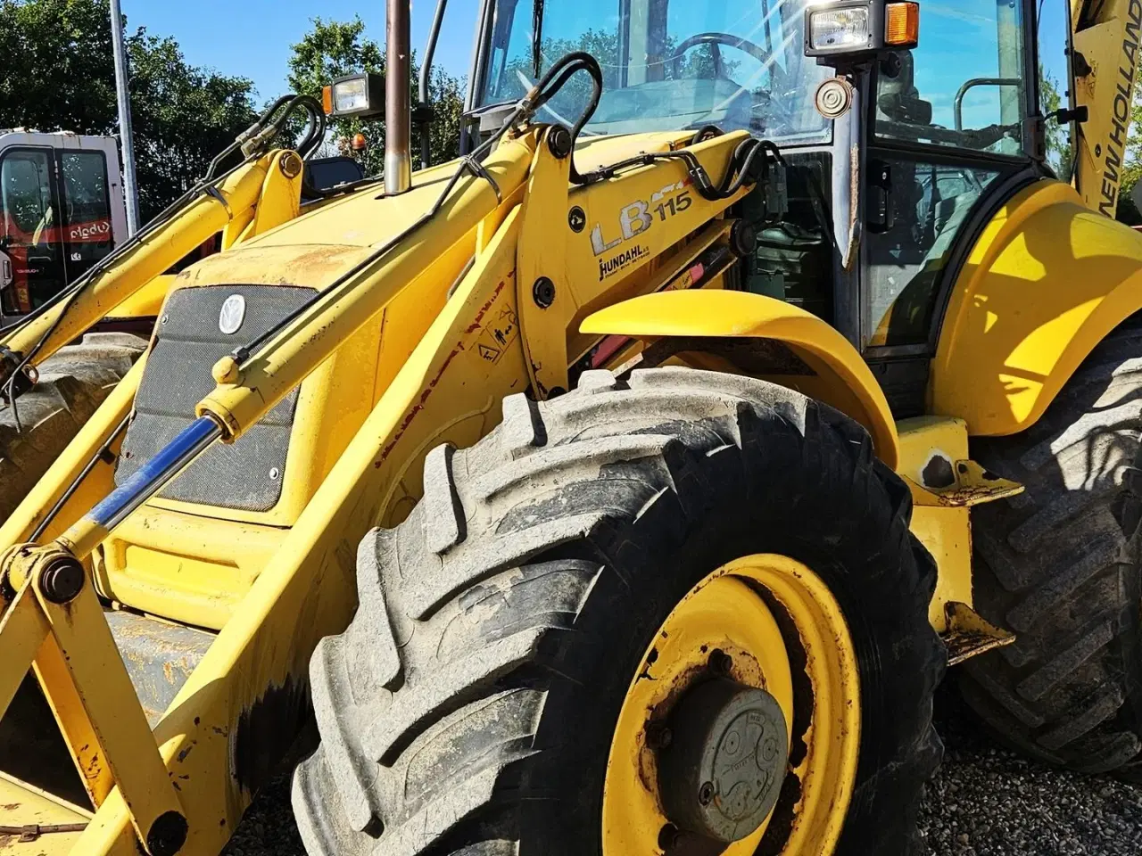 Billede 4 - New Holland LB115-4PS / skovlsæt / hydraulisk udskud / 6700 timer
