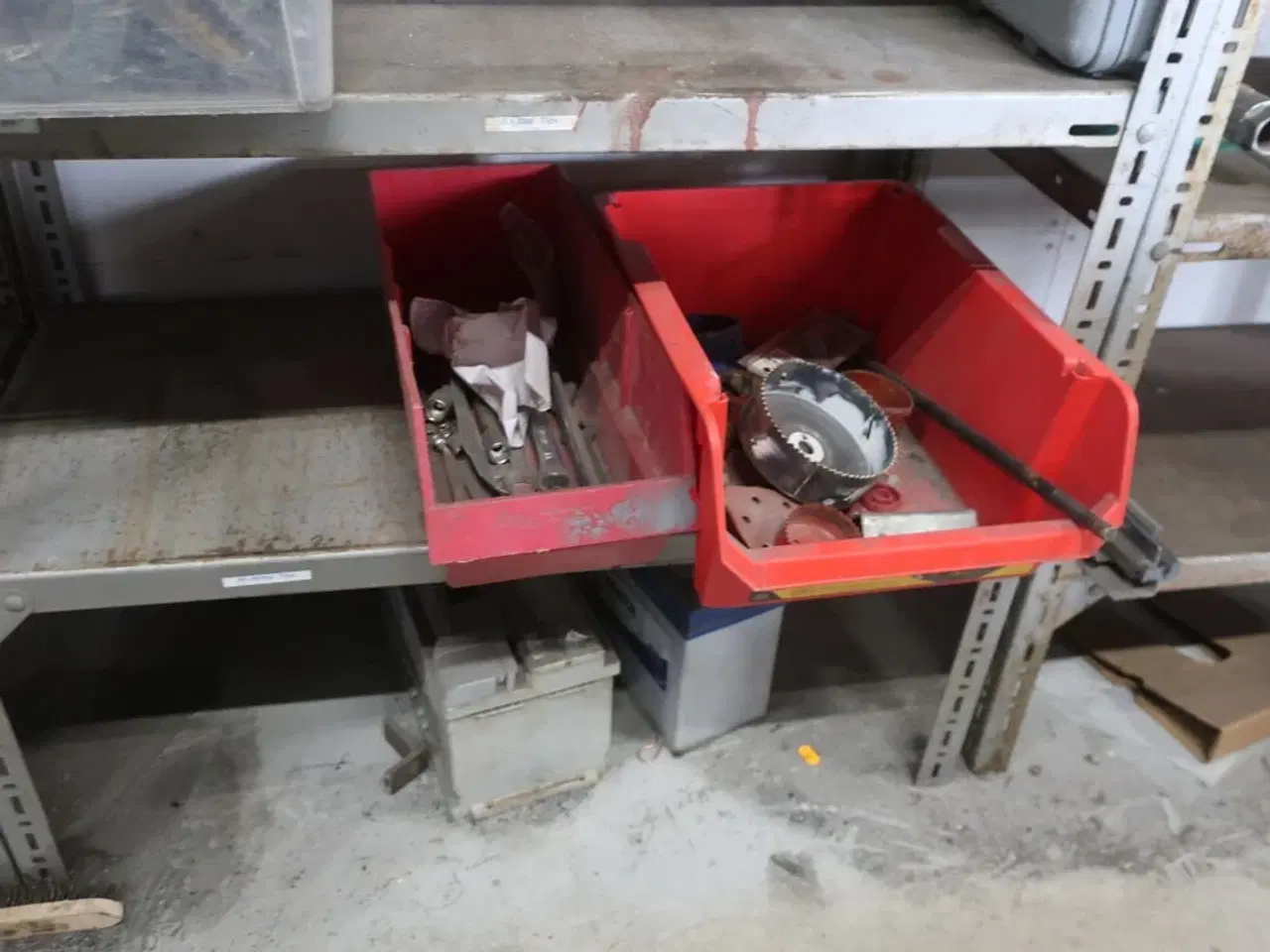 Billede 13 - 3 stk. lagerreoler med div. Værktøj, varelager, batterier m.m.