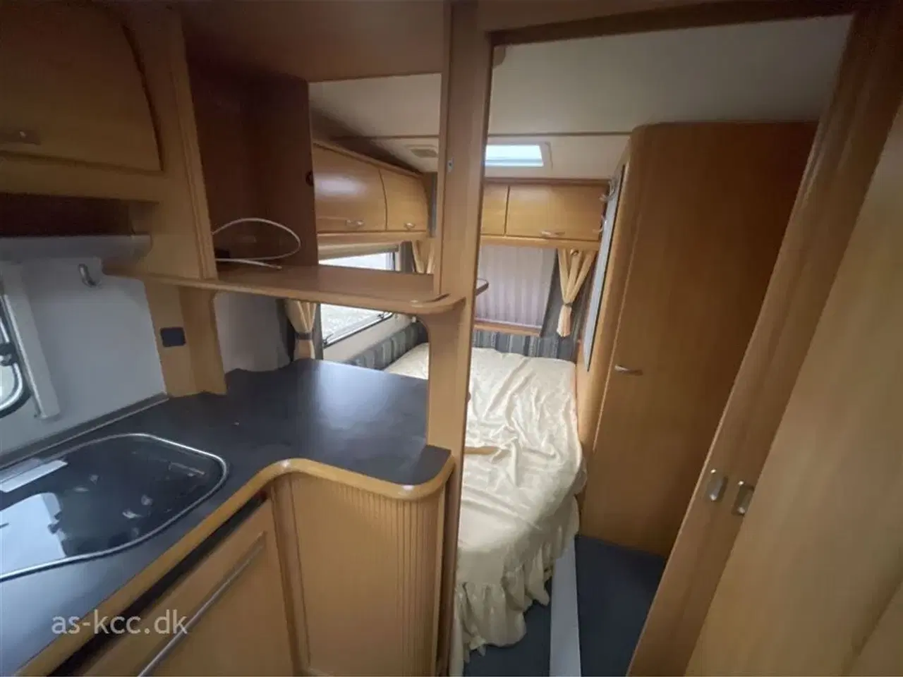 Billede 6 - 2005 - LMC Münsterland 475 RD Lmc Münsterland 475 RD årg. 2005 Med ny mover fra 2024 og markise, tæpper i vognen. 4 sovepladser, 5 siddepladser.