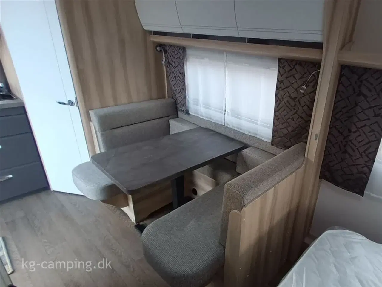 Billede 6 - 2025 - Hobby De Luxe 460 SFf   Populær rejsevogn med fritstående dobbeltseng. Kan opvejes til 1.500 KG.