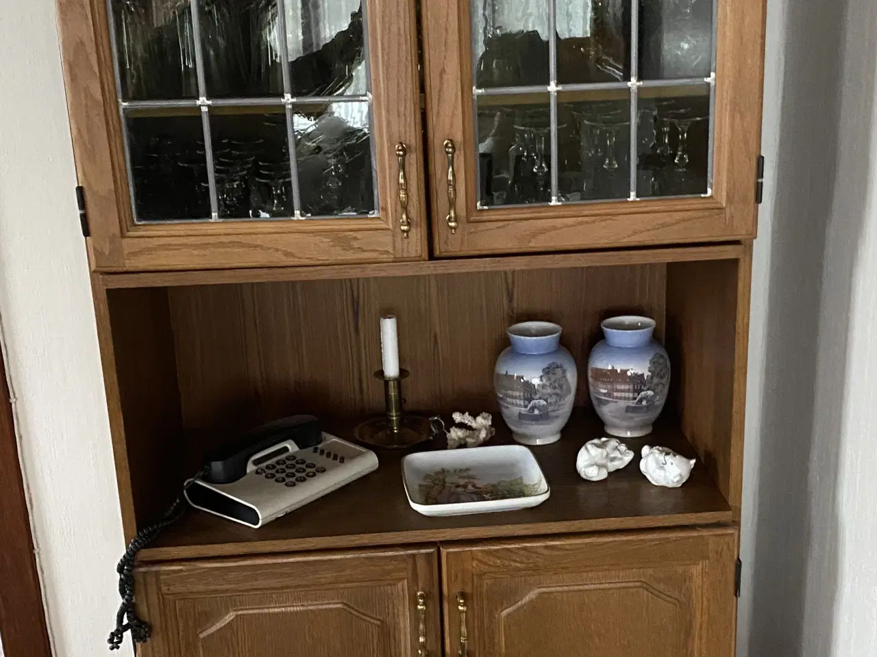 Billede 1 - Klassisk opbevaringsskab med glaslåger. 