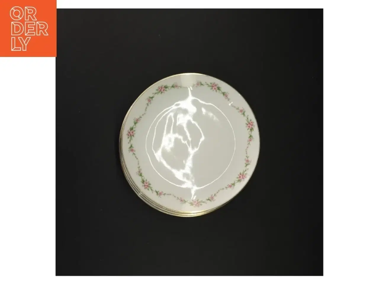 Billede 3 - Porcelænstallerkener med blomsterkant fra Benedikte (str. Diameter 17 og en halv cm)