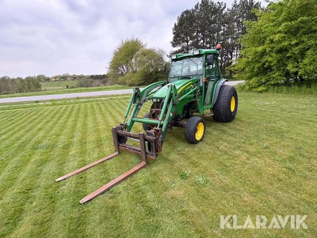 Billede 1 - Traktor John Deere 4520 med frontlæsser frontlift gafler og skovl