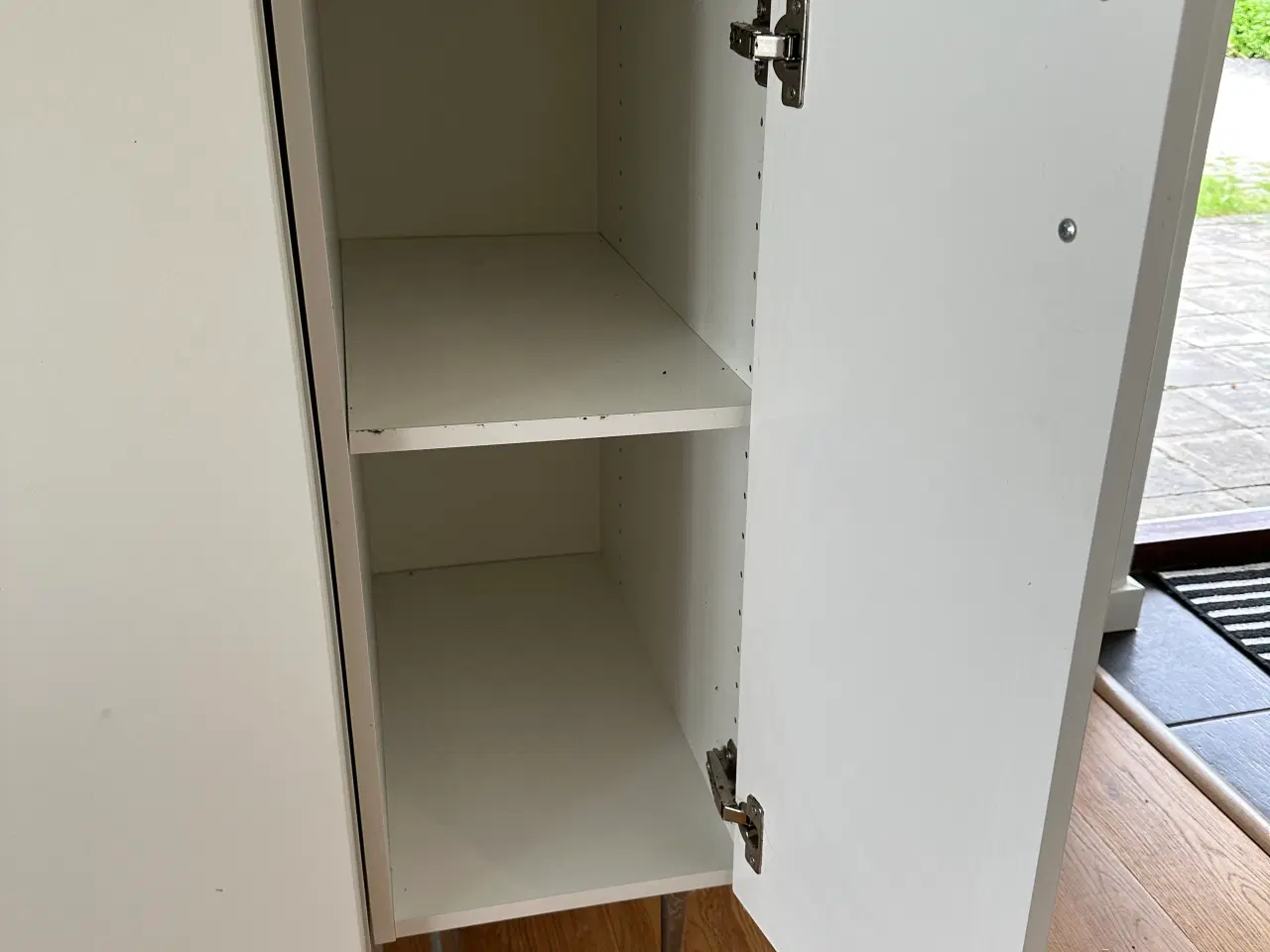 Billede 3 - Smalt skab på ben