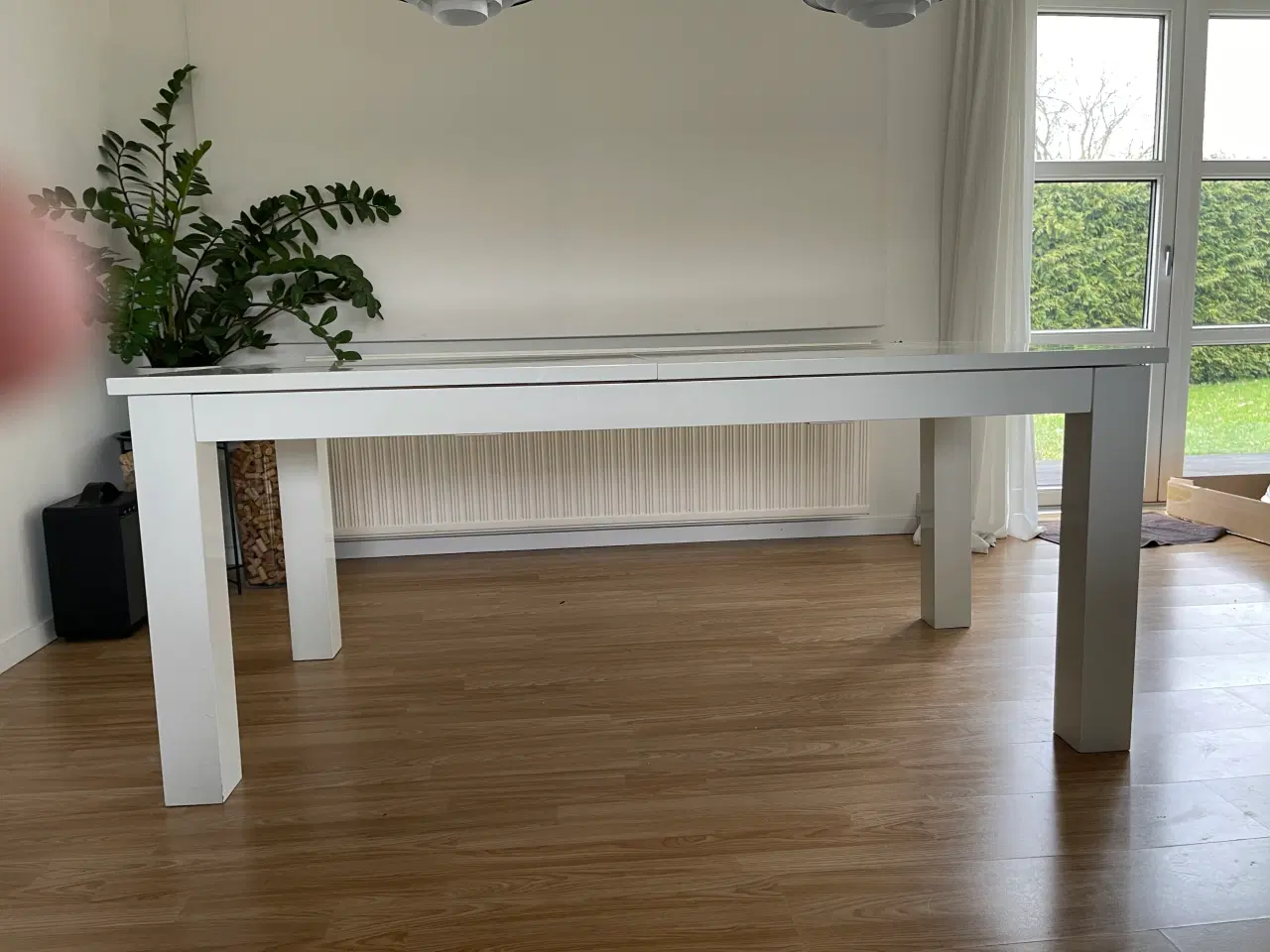 Billede 1 - Hvid solid spisebord med udtræk og 2 tillægsplader