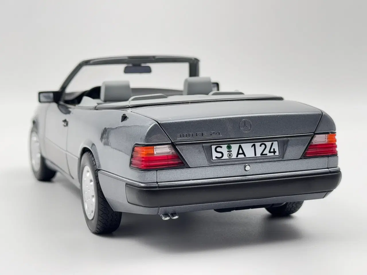Billede 8 - 1991 Mercedes 300 CE-24 Cabriolet 1:18
