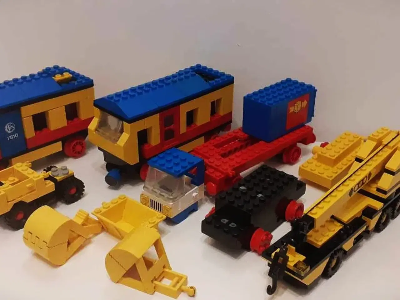 Billede 1 - LEGO tog, stor kranbil, motorenhed med hjul m.m.