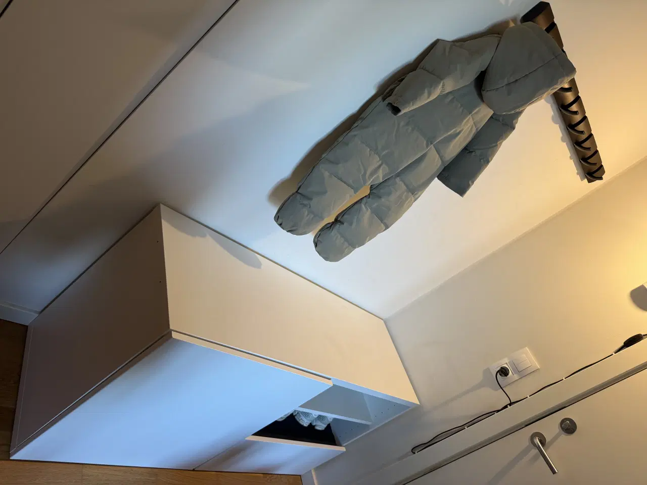 Billede 2 - Skoskab med hylder