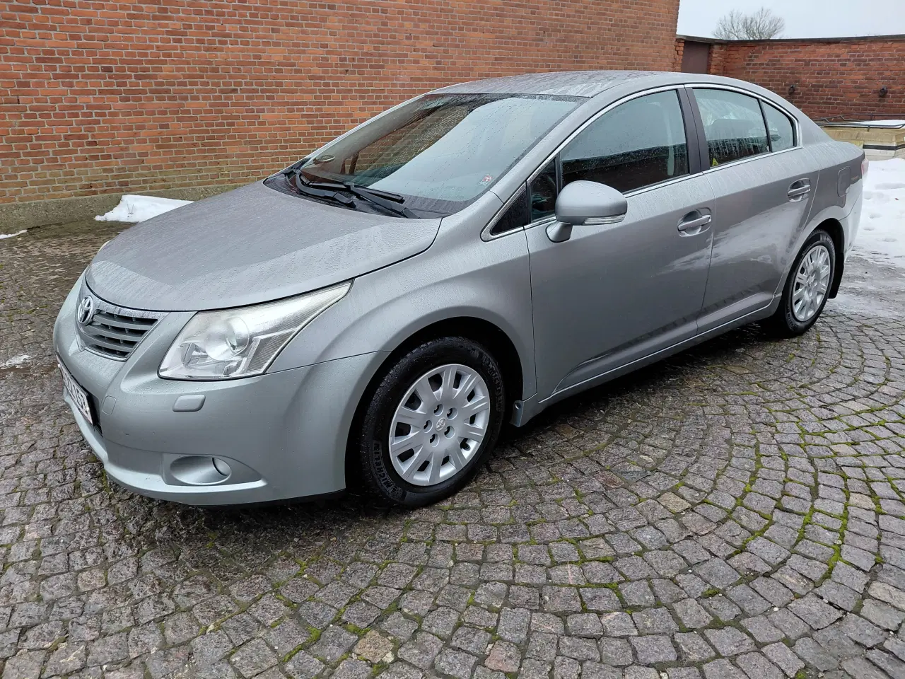 Billede 2 - Toyota Avensis 1.6 VVT-i Benzin – Velholdt 